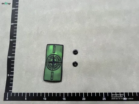 Heat Reactive Stone Island Badges QC photo